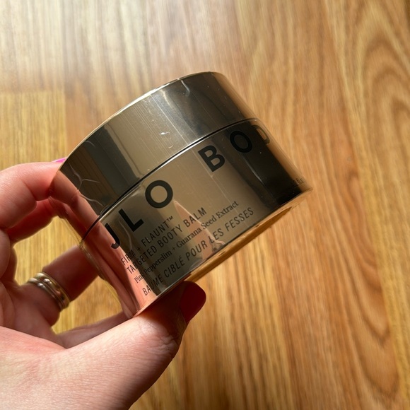 JLO Beauty - JLO Body Firm + Flaunt Targeted Booty Balm - 125 ml - Picture 2 of 7